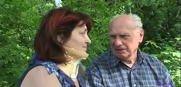  una coppia di anziani esibizionista fa sesso nei giardinetti pubblici